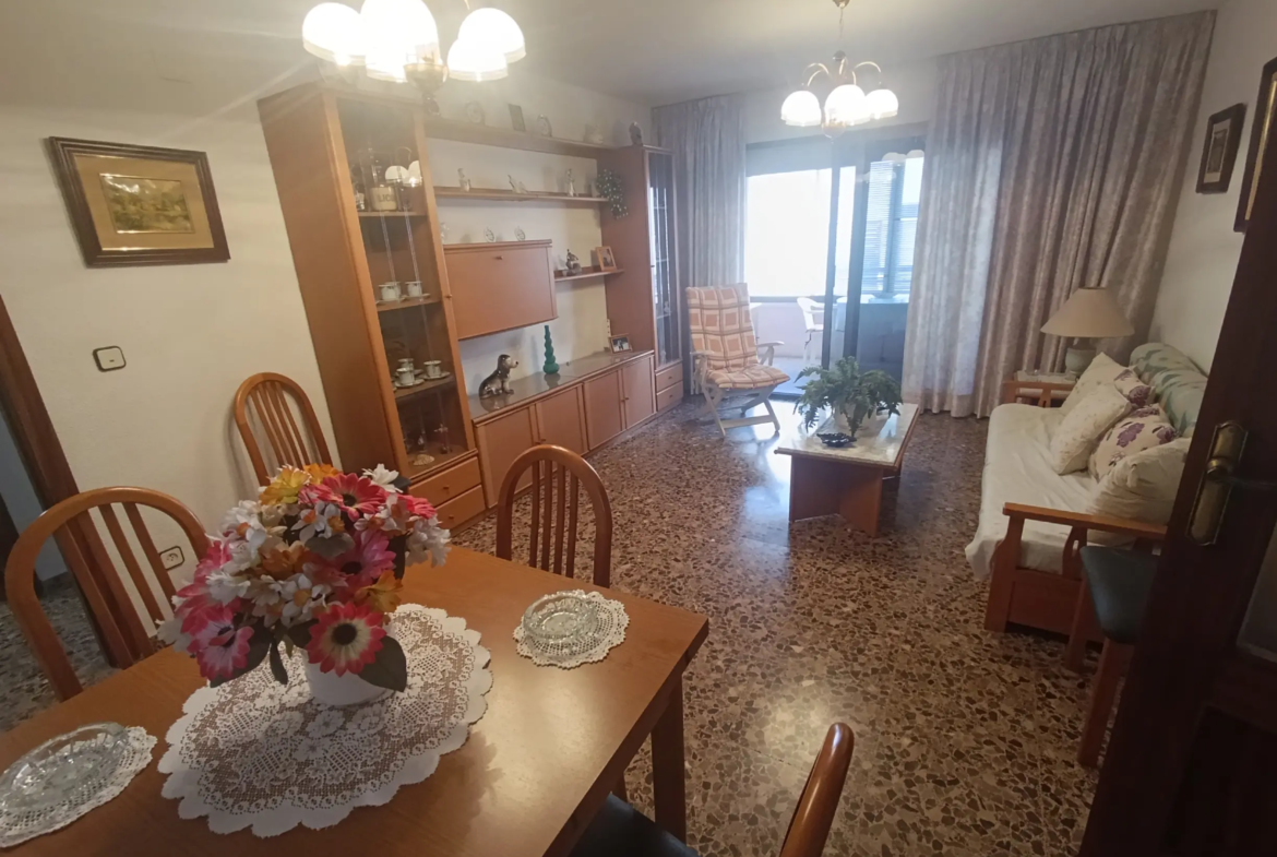 Salón amplio con terraza acristalada Benidorm