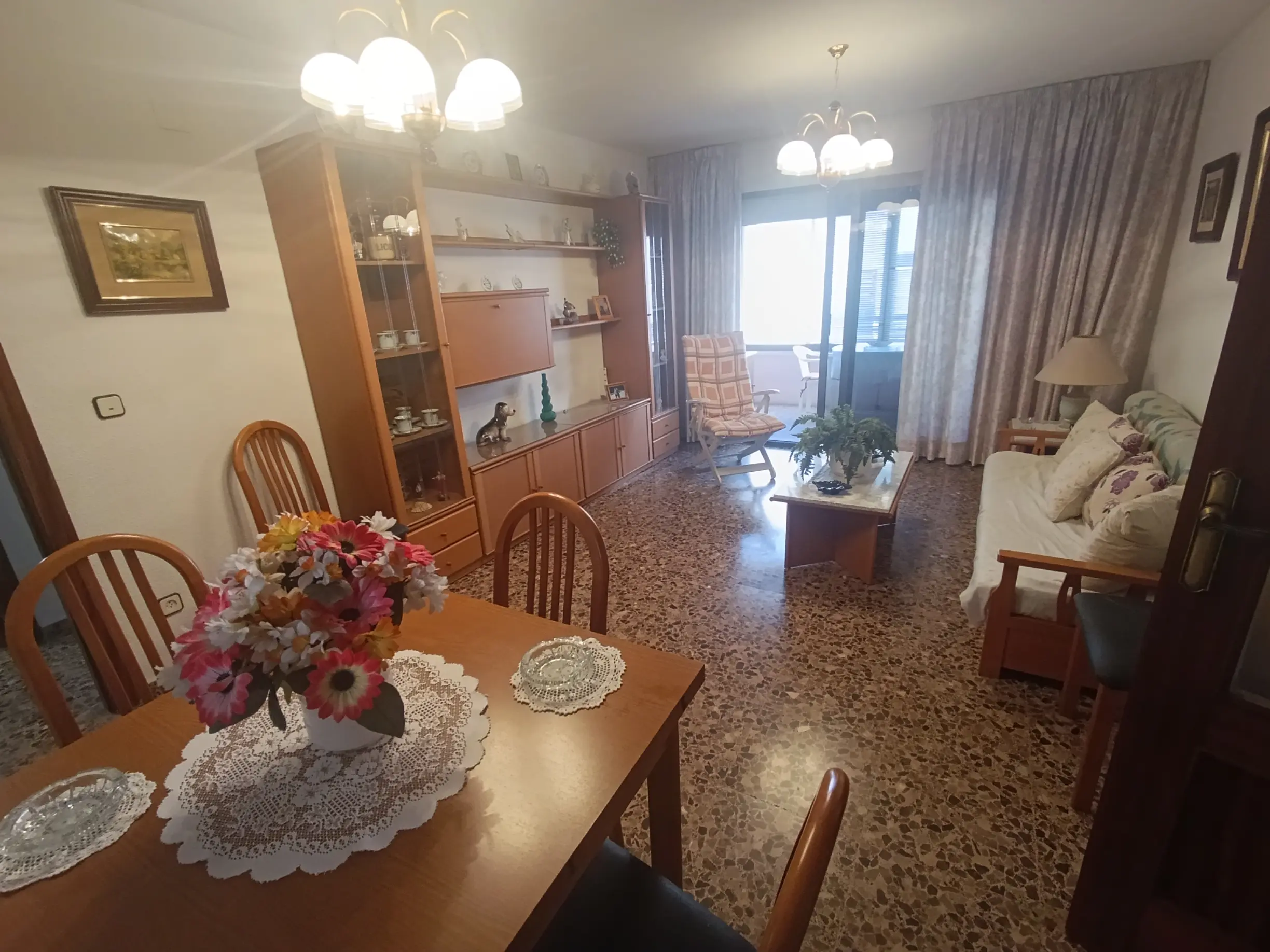 Salón amplio con terraza acristalada Benidorm